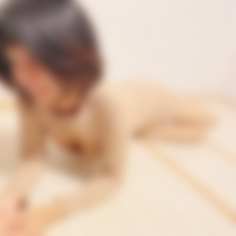 服の上から乳をサワサワ→ペロん
左乳首の方は少し○○○乳で染みてました😊
授乳期が終わると乳も萎むので今のうちにモミ