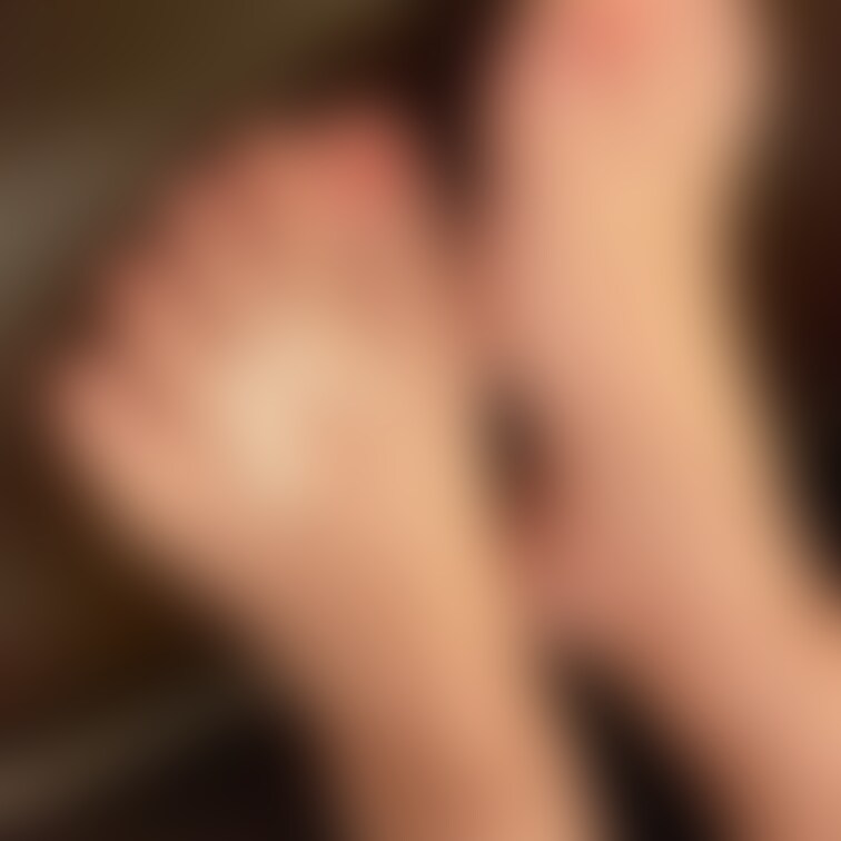 足にぶっかけてます!