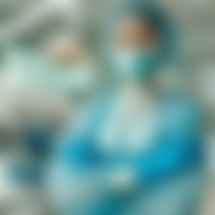 手術ガウンを着た歯科女医