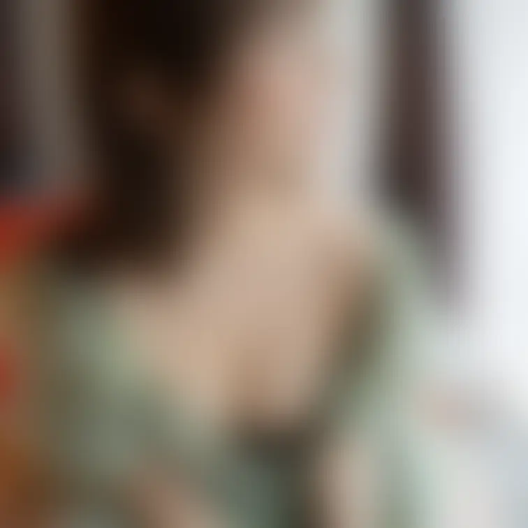 こういう胸元がゆったりした服をノーブラで着るの、じつは好きなんです…🙈✨ 見られてるかもって思うとドキドキして、ちょっと