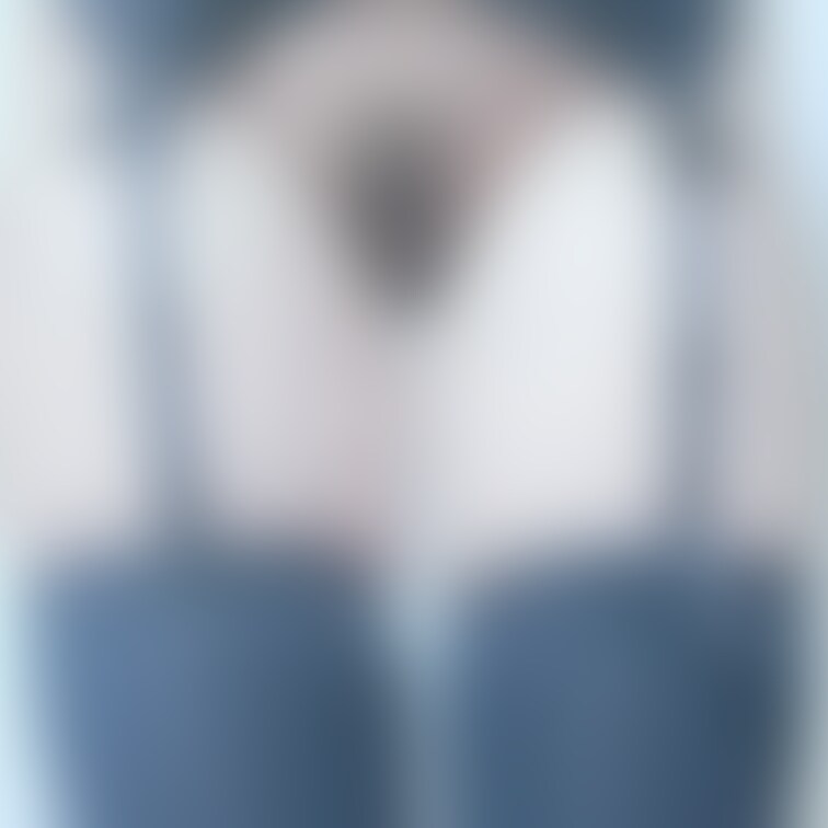 ガーターは陰毛があると尚エロいような気もする