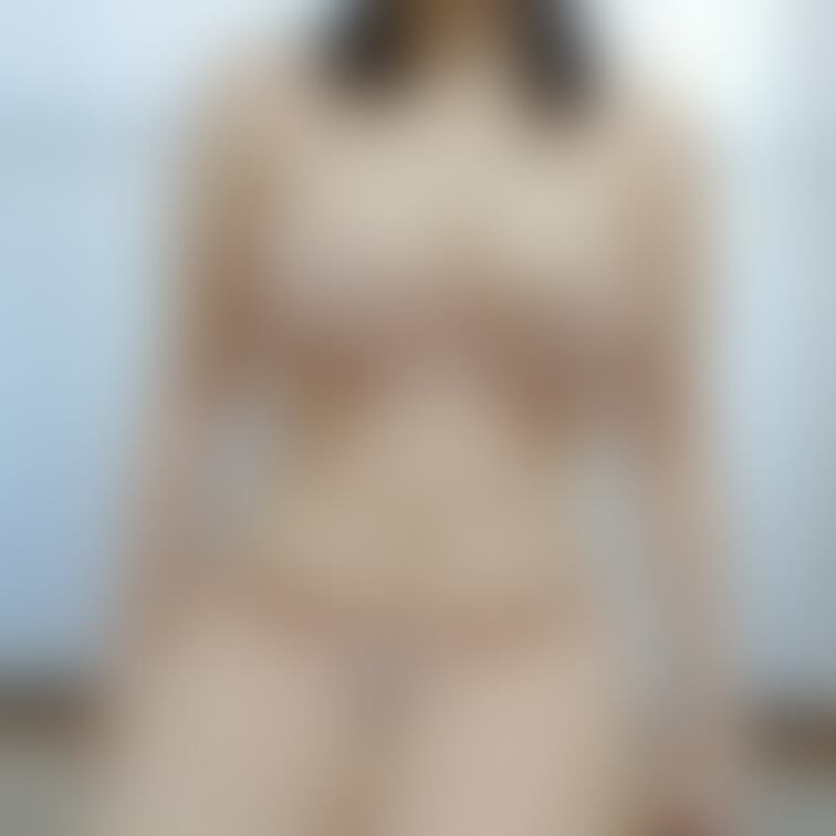 日曜日の動画のオフショット✨
新しい衣装👕
でも、サイズ合わなくて胸がはみ出てる🙈