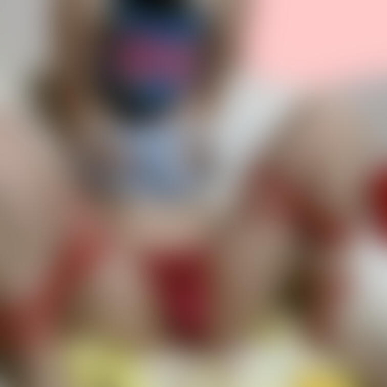 ○○○束③
1日履いてたパンツと記念撮影した後、ちんこ咥えさせてパンツ咥えさせました😍
されるがままの妻、それを受け