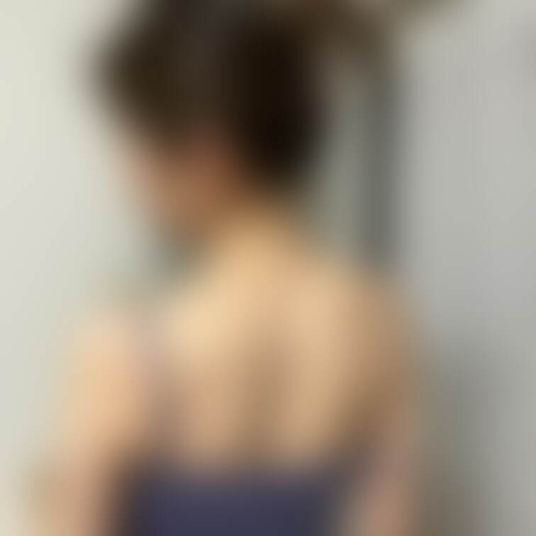 何気ない写真。
着替え中なのに❤️
片方の肩紐が落ちててエロいって、
変態チンチが喜んで撮っています❣️