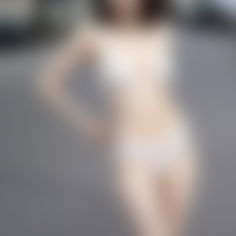 色っぽい熟女 その5
Voluptuous mature woman part5

下着姿です。
She is 