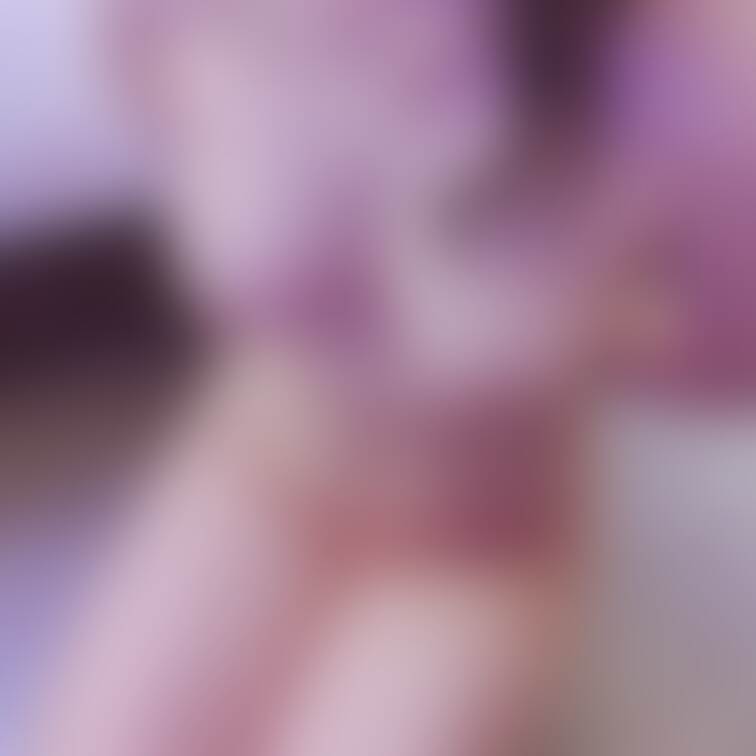 全裸後手正座です…
胸強調されて撮られてますね…
