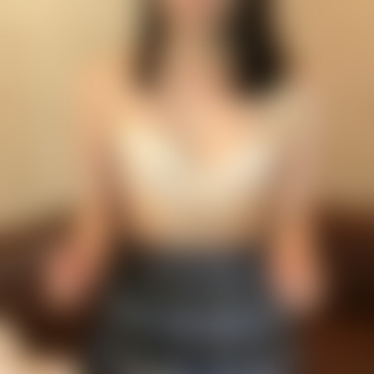 生徒No2 こはるちゃん 21歳
 
毎日少しずつ制服脱いでいきます！3️⃣日目
 
いよいよブラ姿！可愛い💕