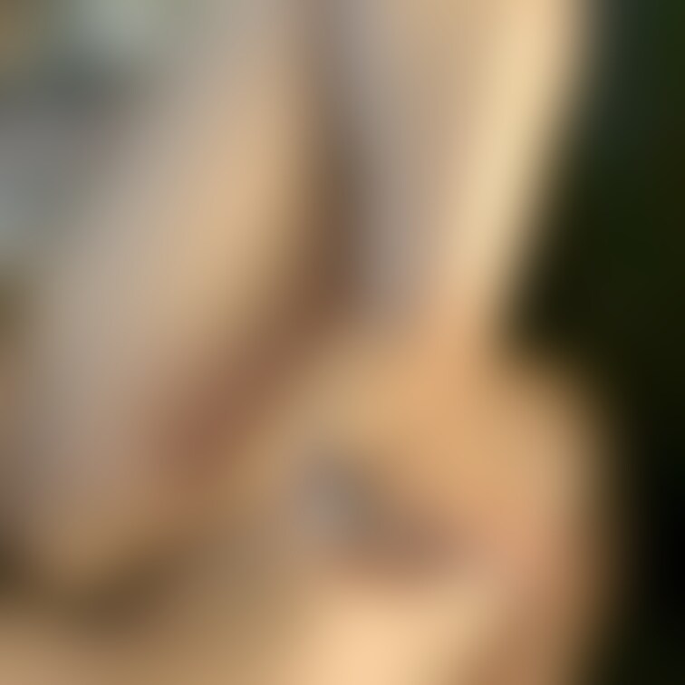 ちんぽとローターで足がギューってなってます。めっちゃエロくないですか?^_^