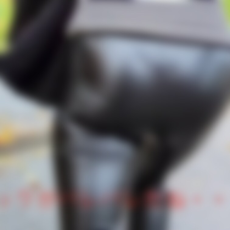 人妻パンチラ散歩〜競馬場編〜
