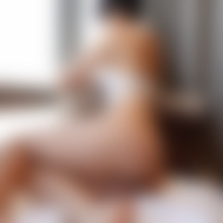 うすうすハイレグの高画質自撮り写真を公開！すけすけの白のハイレグがオイルまみれになります！限界のぎりぎりを極めた自撮り写