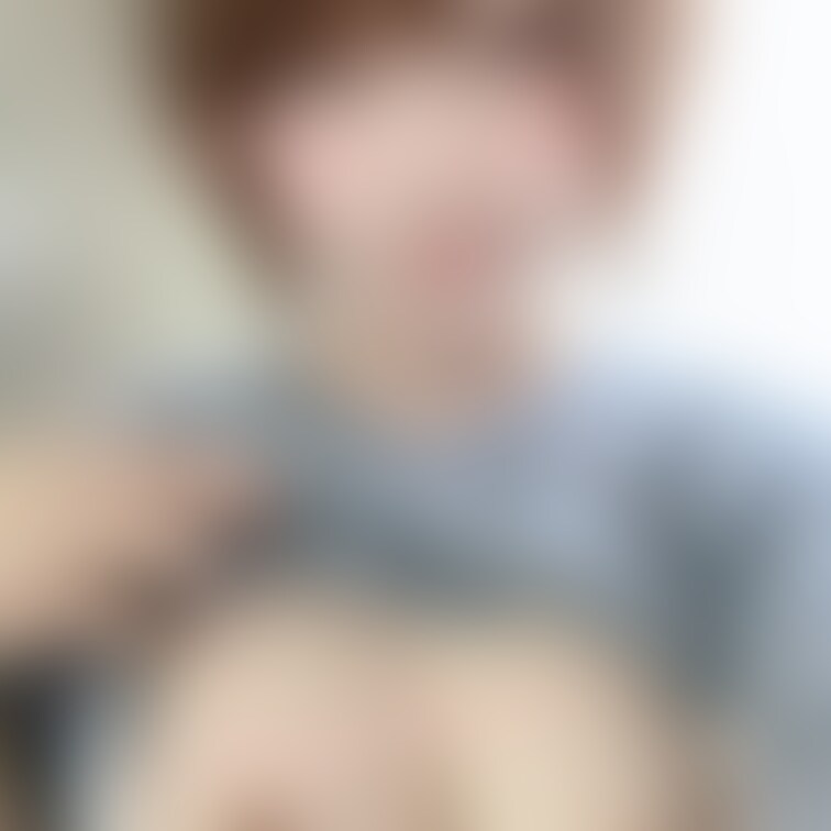 少し顔出しおっぱい