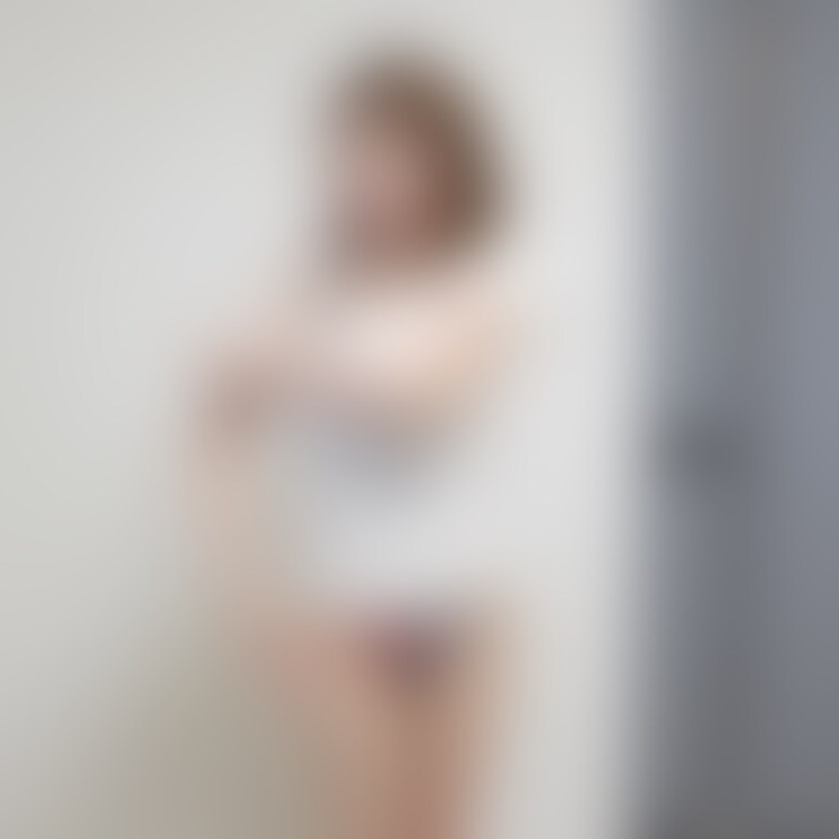 りりの次回動画の予告画像です。パーティーでのストリップの続き。一般参加者もいるのにどこまで脱ぐのか。動画は今日公開予定で