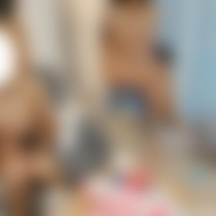 みずきさん。パーティーで、半裸の男性の横で全裸になってます。
