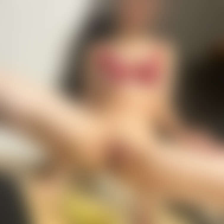 Xの続きです🧡クリアボウルにおしっこお漏らししちゃいました😖🧡すっごく黄色くて恥ずかしいけど見られると興奮します😖🧡
