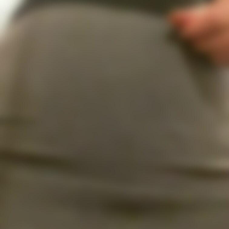 少しだけうつったかも!ローアングルからのむちむちヒップと巨乳なdeens妻です