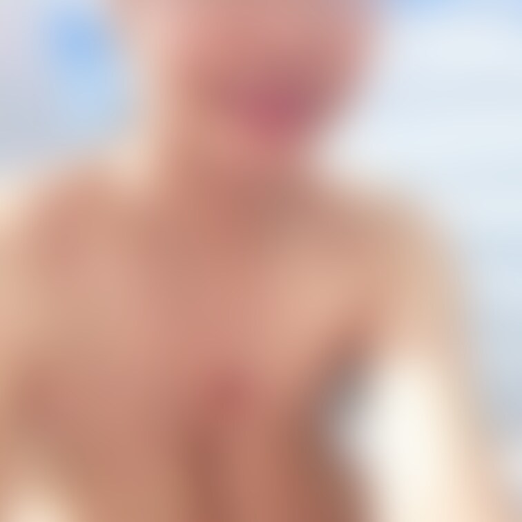 ハインちゃんのシャワー浴びる前のオフショット写真。
うまく、ちくびが隠れてある🥺
少し意地悪ですね😢