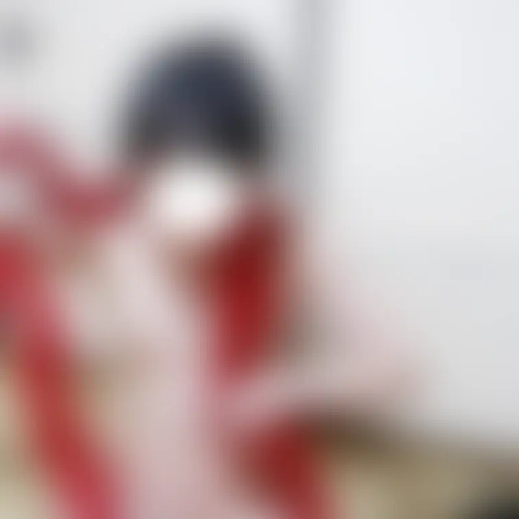 弥生の全裸パーティー兼公開撮影での一コマ。パーティーモールで乳首と大事なところを隠す撮影。もちろんファンの前でです。片方