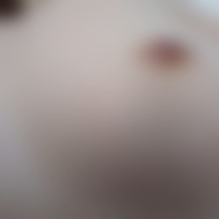 草むしりしたら汗だく...
おっぱいの谷間のとこは汗すごいです