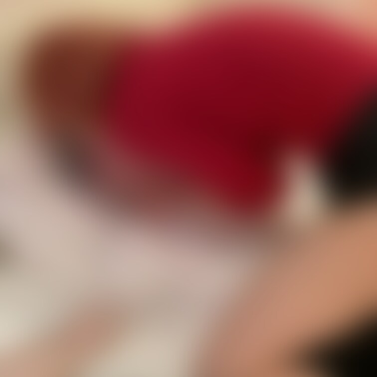 次回投稿する顔舐め動画の静止画です。スタイルの良い女性にマウントをとられ覆い被さった状態で顔舐めや唾液責めを受けています