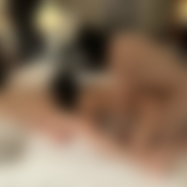 <本日の1枚>
妻が包まれるように背後から挿入され、口では愛おしそうにペニスを頬張る。それに夢中で見入って写真を撮る旦