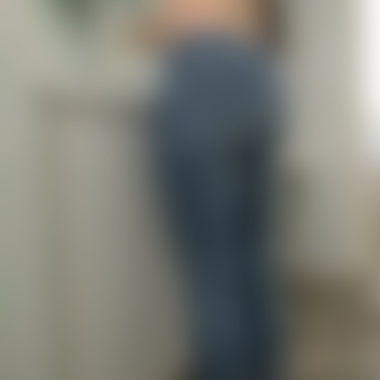 moussyローライズのライトブルーを履いたのを撮影した写真です。