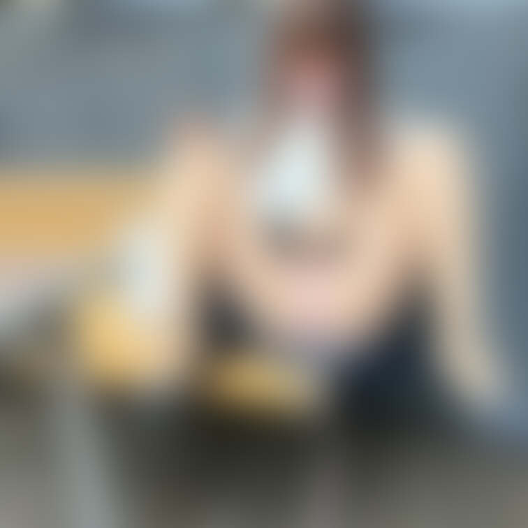 街中のM字露出はドキドキしますね😳
