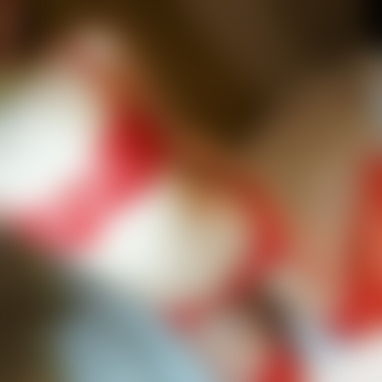 真っ赤な下着、似合ってるかな?💓
赤い網タイツも可愛いよね❤️
四つん這いしたらヤバいかな?💓
見つめ