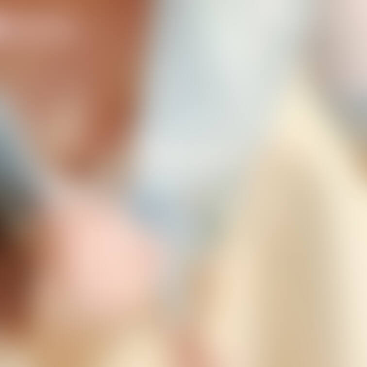 制服からチラ見え乳首さん♡