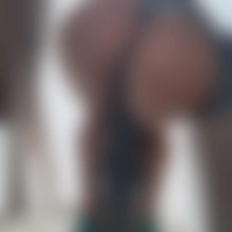 パンティ丸見え🍑おしり3枚♥️
・窓際に立って、おしりが丸見えの全身ショット1枚
・しゃがんでソファに脚をかけてこち