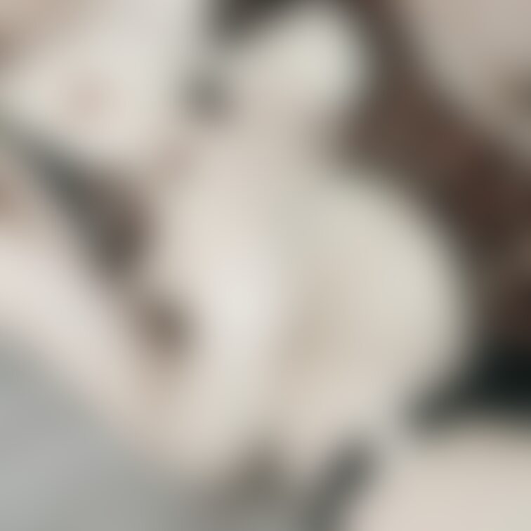 お股部分に穴を開けてしまった
豹柄の下着を着て、
エロエロの写真を撮りました。