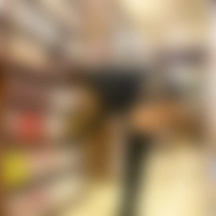 本を探しつつ見えそうで見えないパンツの脱ぎ方をするyuuri