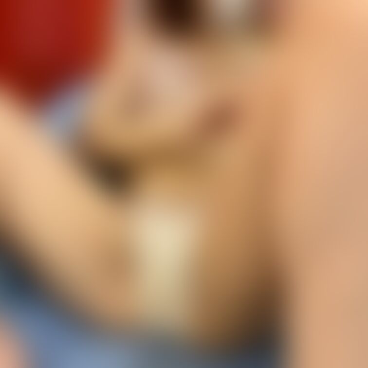 股広げながら○○○を呑む下品な女の子。うっすらパンツの汚れがわかります。このあと中身チェック。