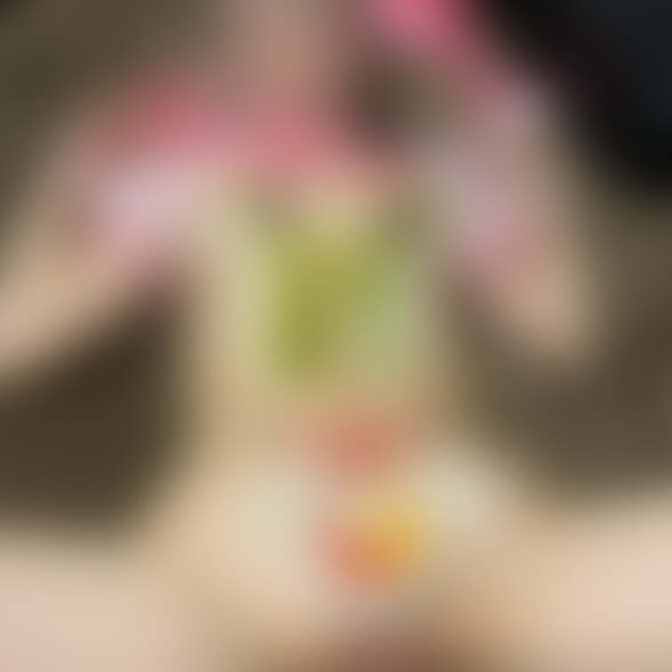 Xの続きです🧡いちごの制服コスプレしてさらにフルーツ女体盛りされちゃいました😖🧡食べて下さい😖🧡

💋私と直接連絡先