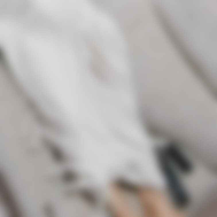 撮影＋遊びにきたのに、一人でずっとスマホいじってたのがイラついて急に股間踏んづけた👣

I suddenly ste