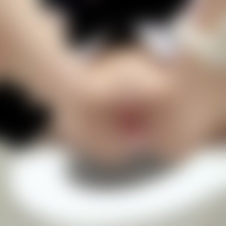 ○○○の○○○・女子◯生のパイパンまんこです

綺麗なピンク色のえっちなおまんこを堪能してください