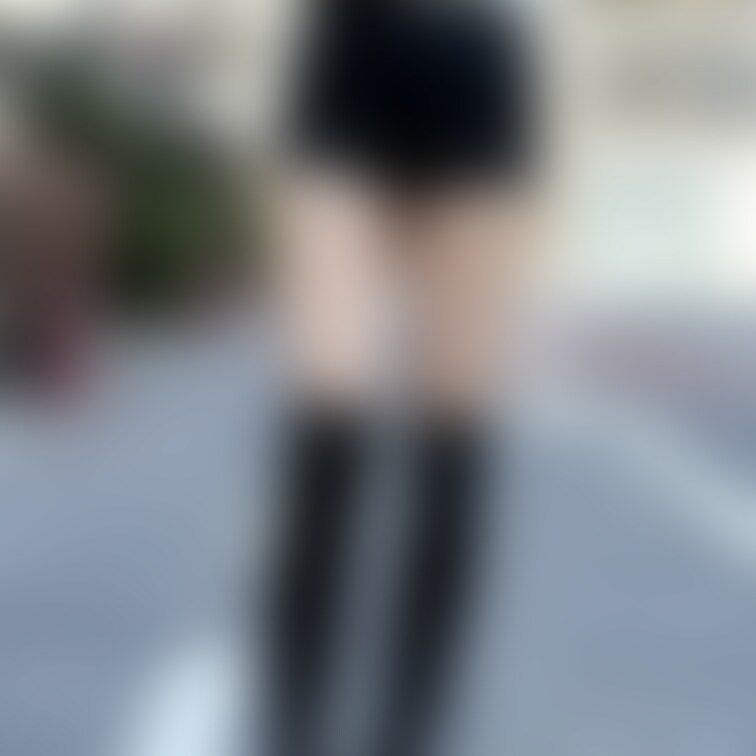 レザーショートパンツとレザーニーハイブーツです！
ピチピチのショートパンツとレザーニーハイブーツに強調されたムチムチふ
