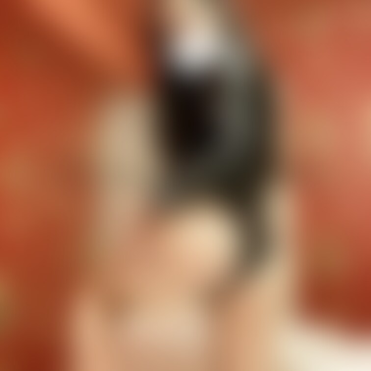 これはレザーの、とても大切にしている衣装の一つ。レザーの香りを纏いながら、顔面騎乗をするともっと興奮してしまうわね。