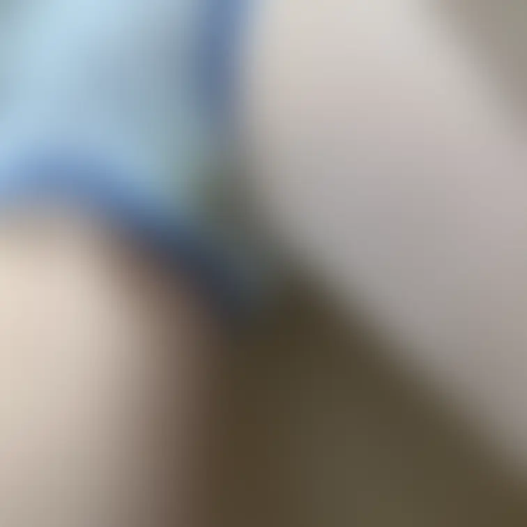ぽぽぽの今日のパンツです🥰🥰 
 青と白の花柄パンツ😅
 おりもの汚れてあり🥰
 クロッチ汚れはプラン加入で見れま