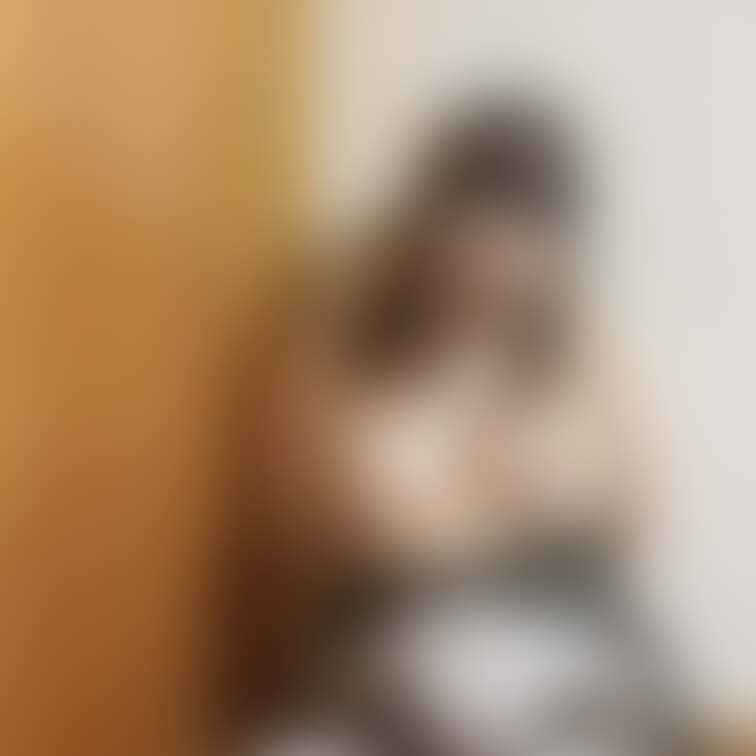 お仕置きを受けてるメイドさん
