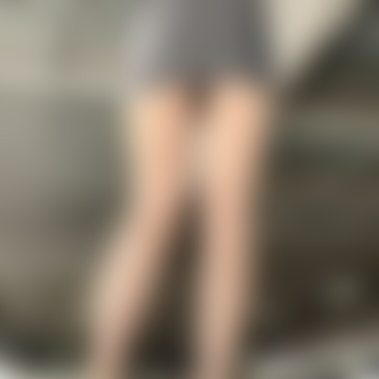 タイトミニスカートとハイヒールです！
パンツが見えそうで見えないのか見えなそうで見えているのか迷いましたが、見えていな