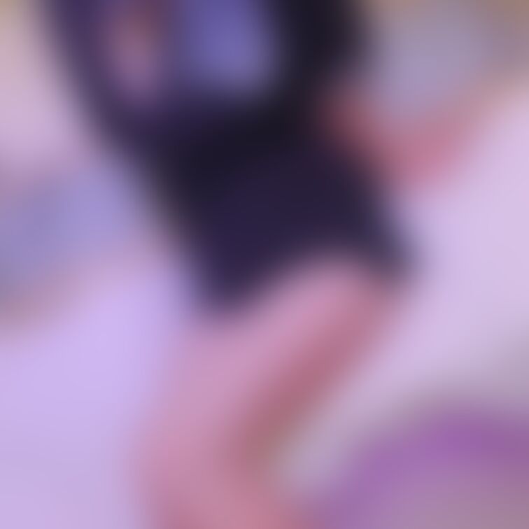 CAコスプレでベッドに座る私💦
