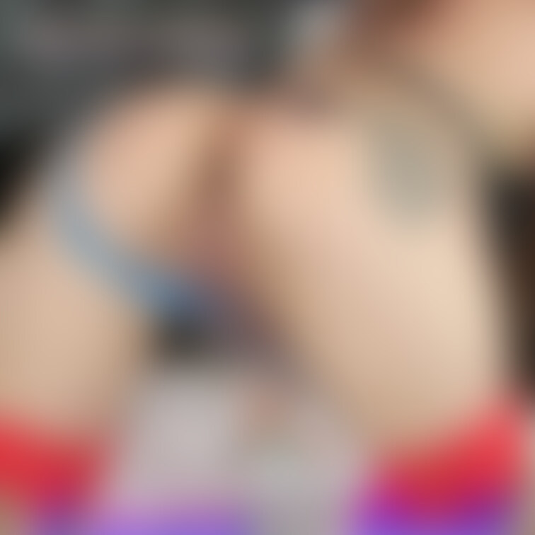 ☆妻のプライベート画像☆

薄ボカシバージョンです

バックでＴバックずらしパンパン割れ目を突き出してます☆
