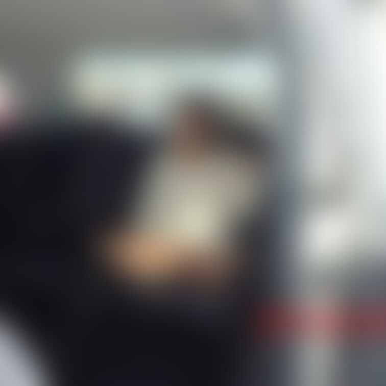 休日のサービスエリアで徐々に脱いでいく画像です。