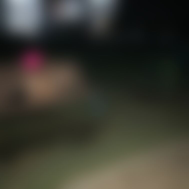 夜の公園ベンチでM字開脚❤️