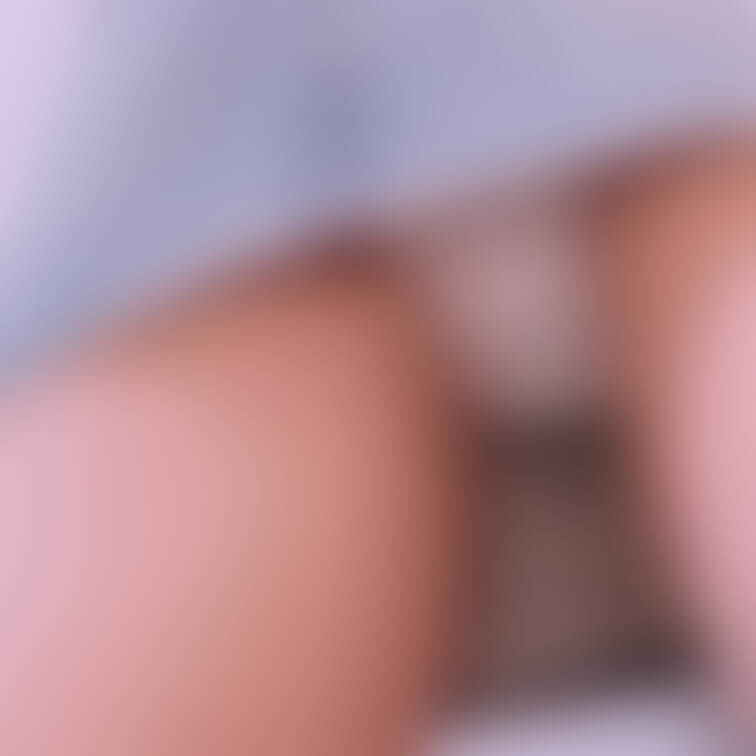 スカートの中に手を入れて触ってみる??