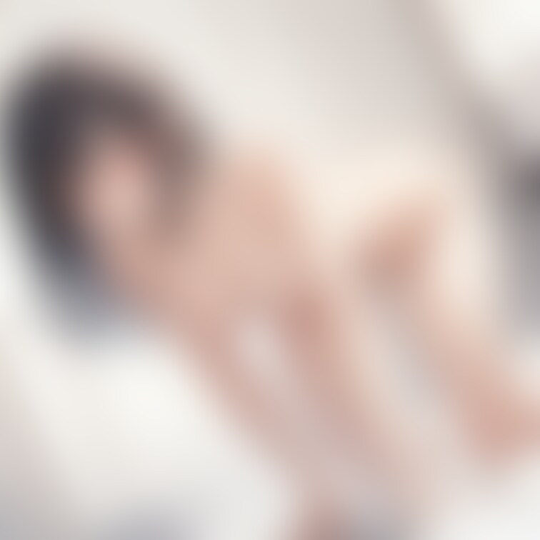 お尻を突き出して誘ってくる女の子