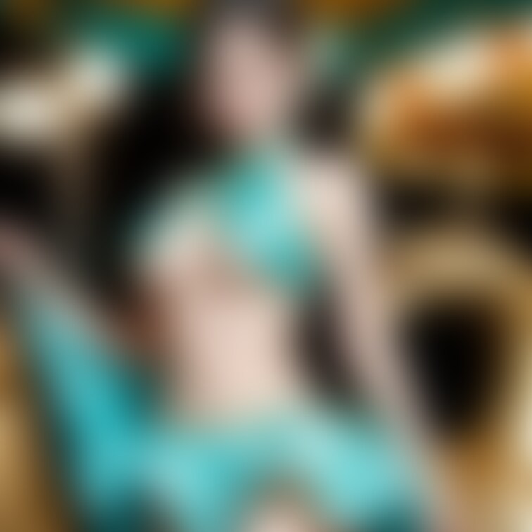 小春のマジカルフェアリー ✨🧚‍♀️
カラフルな背景と衣装で妖精のような魅力を放つ小春を捉えた一枚です。🌟🍭 キラキラ