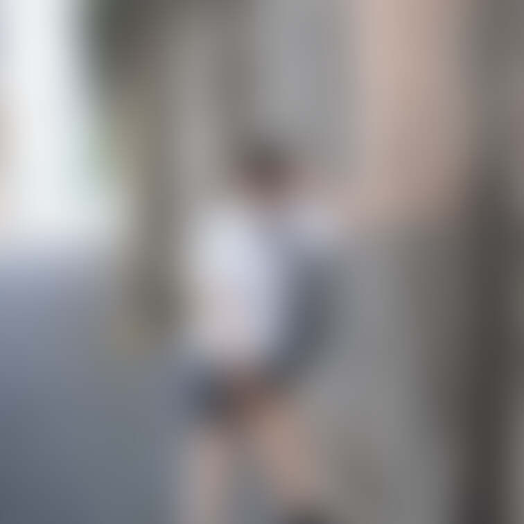 パンチラ上等！という撮影だったのですが
不意に風がふいてスカートがめくれると
咄嗟にスカートを押さえてしまうものです