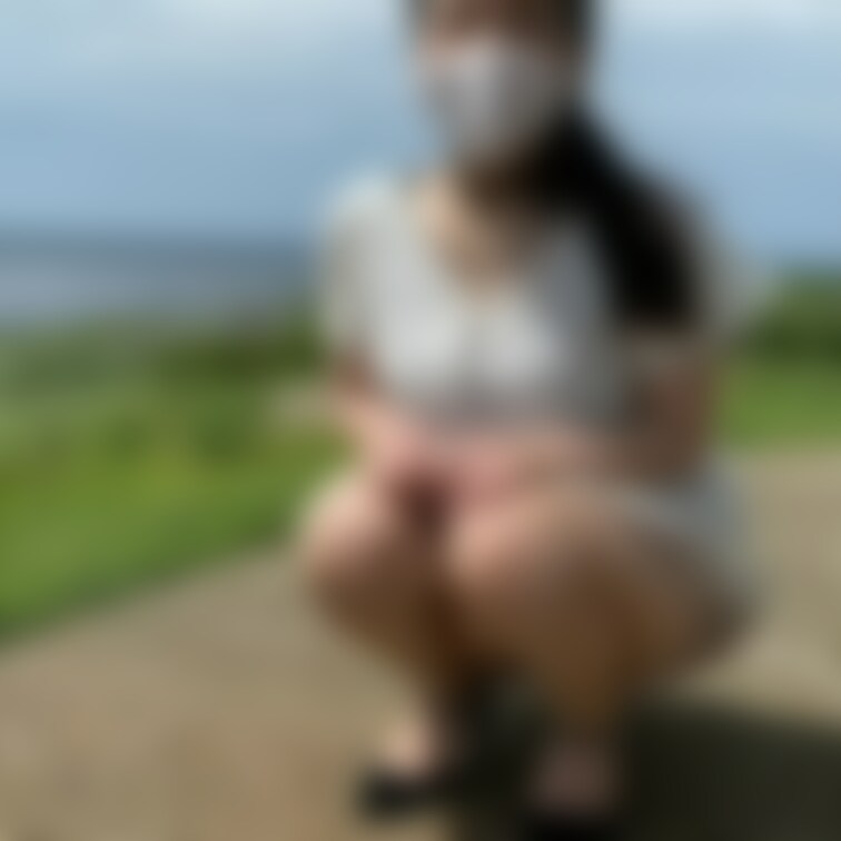 風の強い海沿いで撮影したら、
スカートが大変な事になりました笑