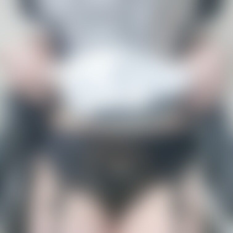 清楚なメイド服の下はガーター紐パン